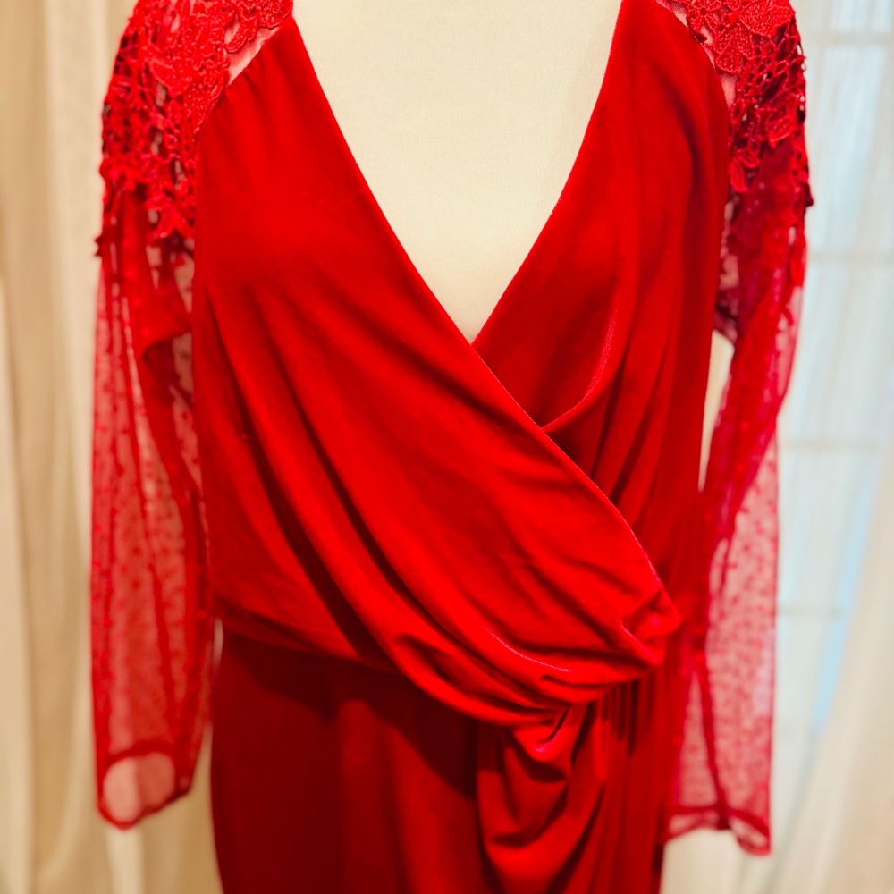 Lady In Red - Picture 3 of 8